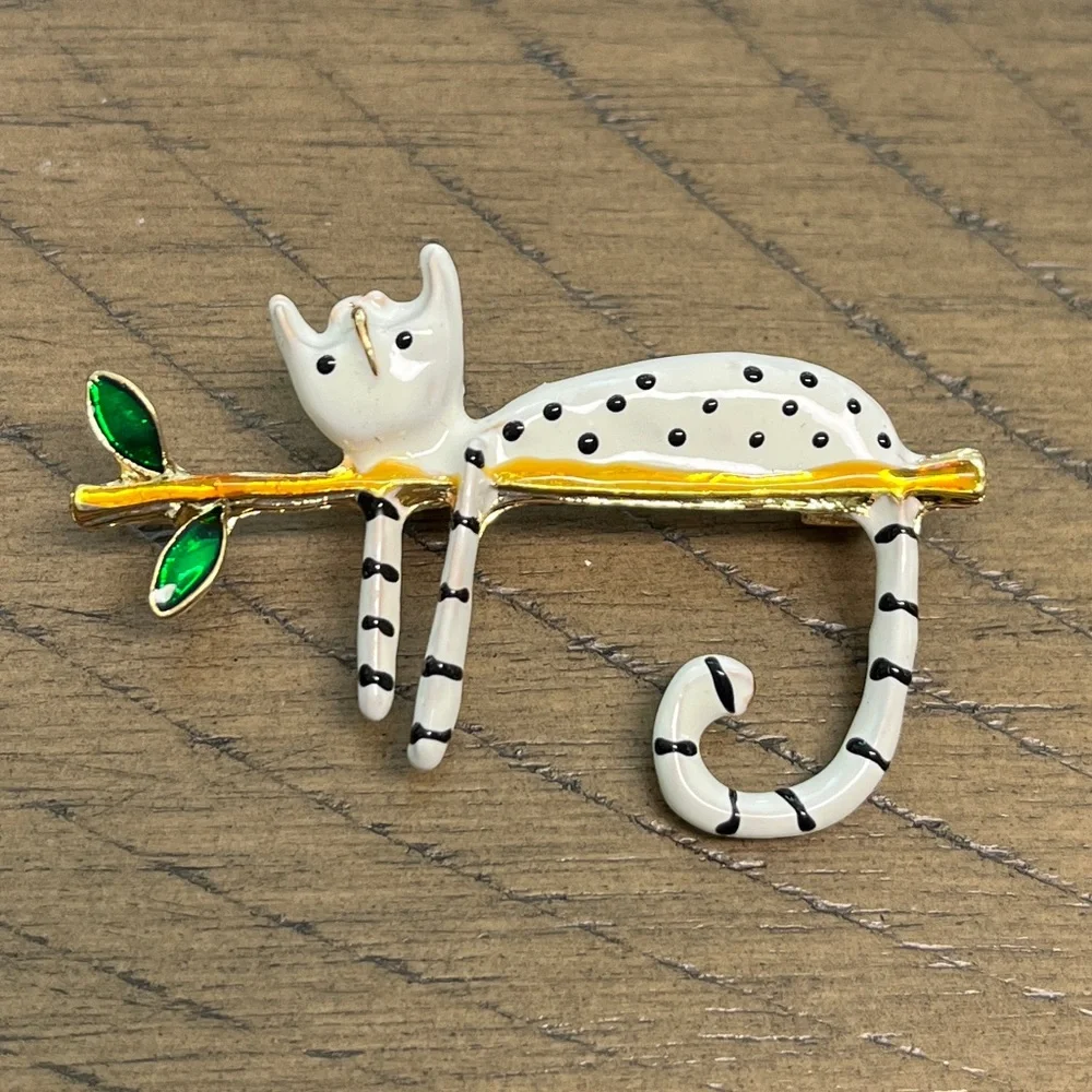 Brooch NIP White Polka Dot Cat on Branch, Enamel paint on goldtone base